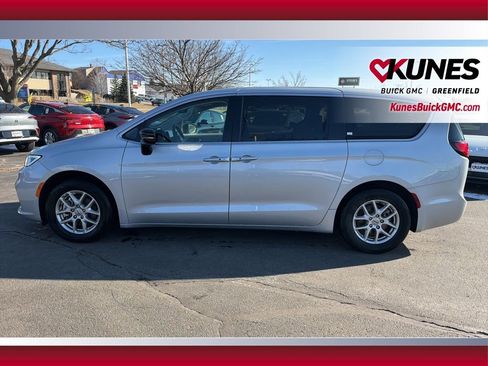 Used 2024 Chrysler Pacifica Touring-L image 10