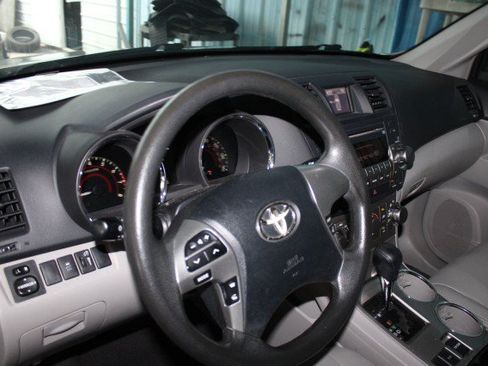 Used 2012 Toyota Highlander FWD w/ Tech Pkg image 14