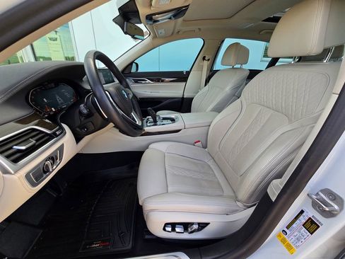 Used 2021 BMW 740i w/ Premium Package image 10