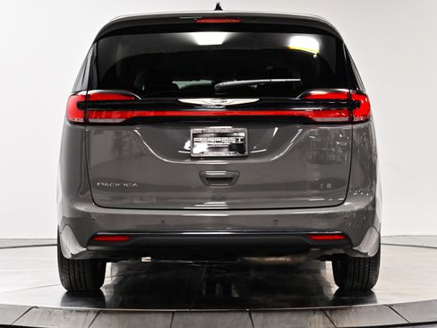 Used 2023 Chrysler Pacifica Touring-L w/ Uconnect Theater Family Group FWD image 19