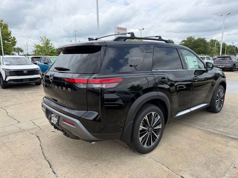 New 2026 Nissan Pathfinder Platinum FWD image 5