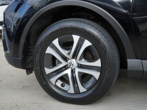 Used 2018 Toyota RAV4 LE image 9