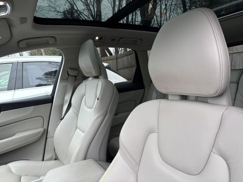 Used 2018 Volvo XC60 T6 Momentum w/ Convenience Package image 12