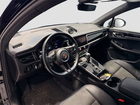 Used 2023 Porsche Macan image 9