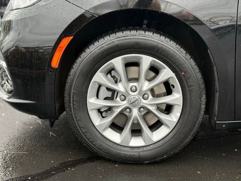 Used 2025 Chrysler Pacifica Select AWD/4WD image 9