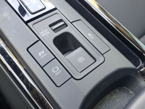 Used 2025 Toyota Prius FWD image 31