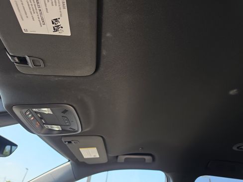 Used 2023 Chevrolet Traverse Premier FWD image 31