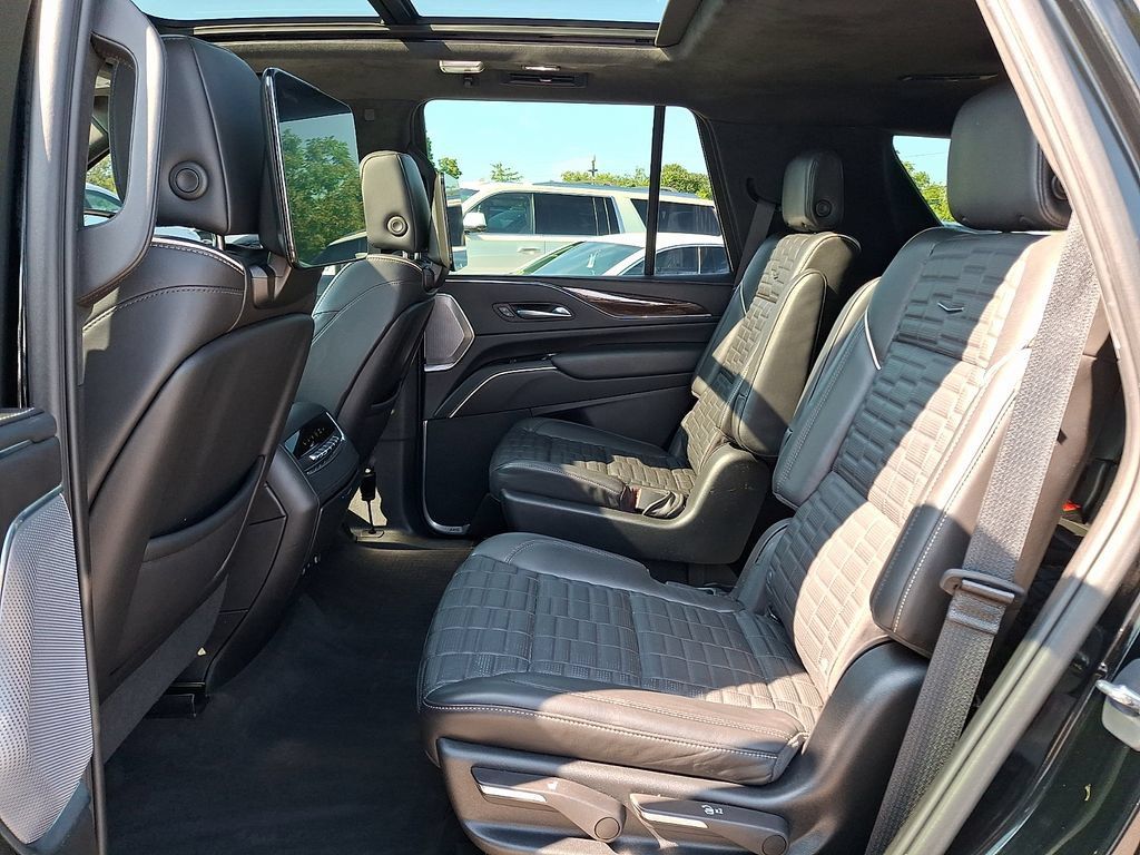 Used 2023 Cadillac Escalade Sport Platinum w/ LPO, ONYX Package AWD/4WD image 10