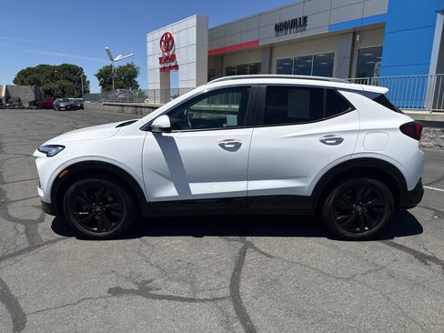 Used 2024 Buick Encore GX Sport Touring FWD image 2