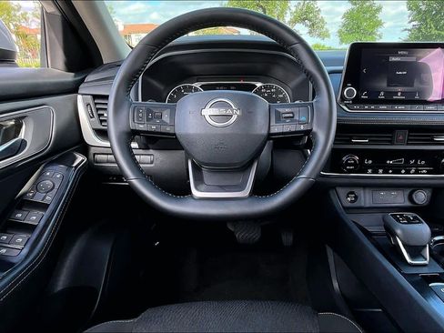 Certified 2025 Nissan Rogue SV FWD image 6
