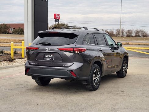 Used 2023 Toyota Highlander XLE image 4