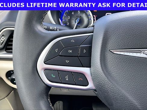Used 2022 Chrysler Pacifica Touring-L FWD image 14