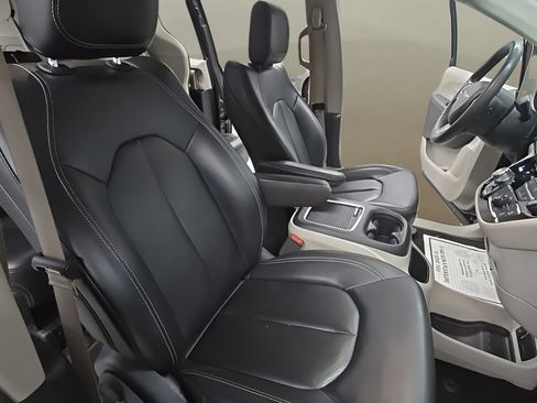 Used 2023 Chrysler Pacifica Touring-L FWD image 25