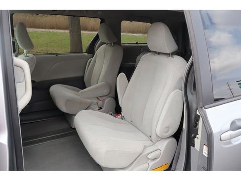 Used 2011 Toyota Sienna LE FWD image 7
