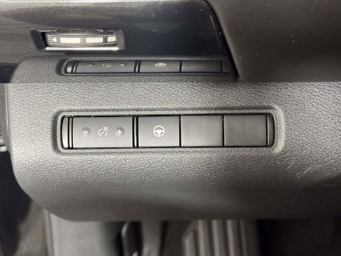 Used 2022 Nissan Pathfinder SV AWD/4WD image 19