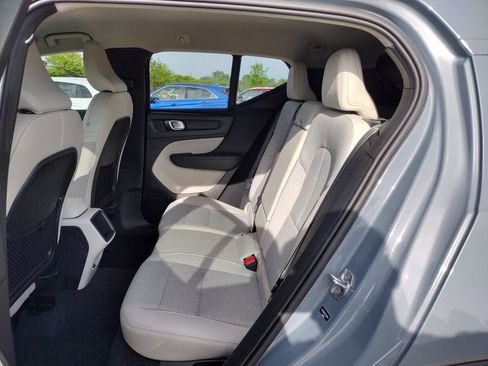 Used 2020 Volvo XC40 T4 Momentum FWD image 6