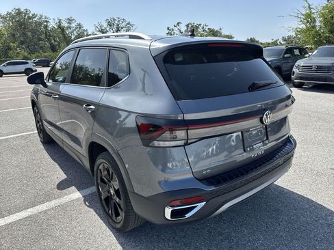 Certified 2025 Volkswagen Taos SE w/ Panoramic Sunroof Package FWD image 12