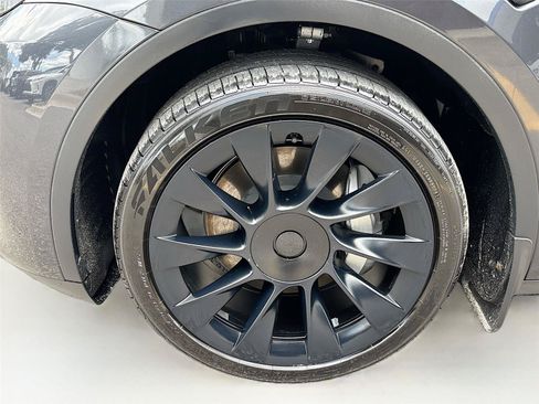 Used 2024 Tesla Model Y 2WD image 30