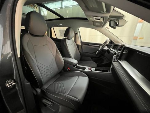 Certified 2025 Volkswagen Tiguan SE image 13