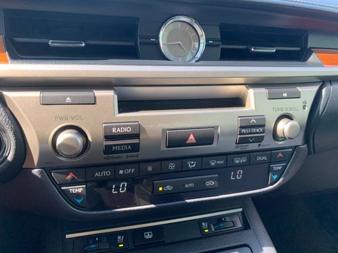 Used 2013 Lexus ES 300h w/ Luxury Pkg FWD image 37