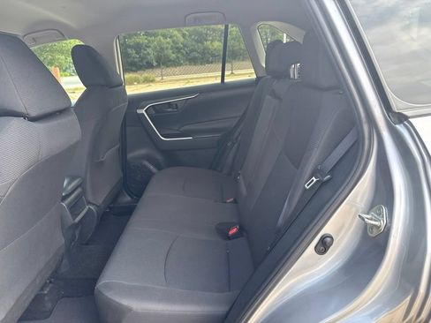 Used 2019 Toyota RAV4 LE FWD image 18
