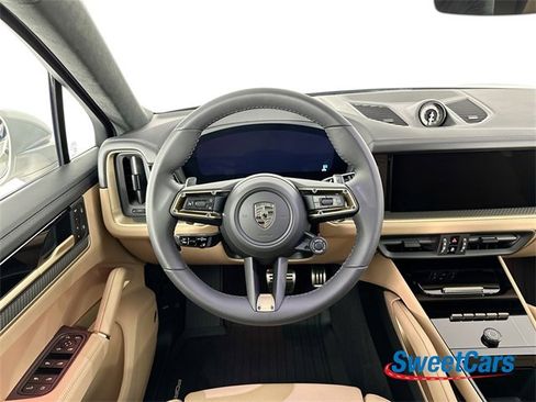 Used 2025 Porsche Cayenne Turbo image 16