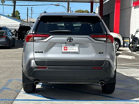 Used 2021 Toyota RAV4 XLE w/ Convenience Package FWD image 5