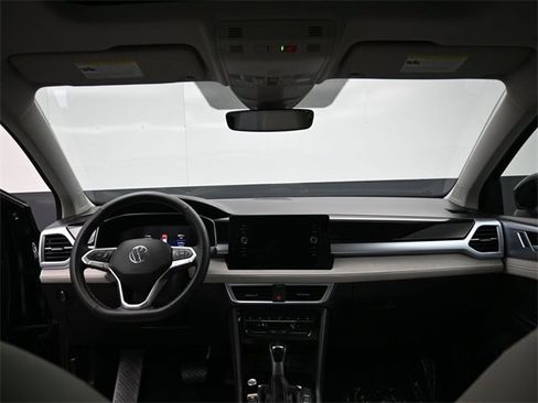 Certified 2025 Volkswagen Taos SE w/ Panoramic Sunroof Package image 28