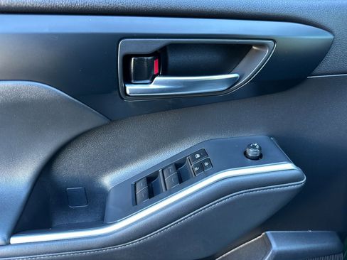 Used 2023 Toyota Highlander XLE image 10