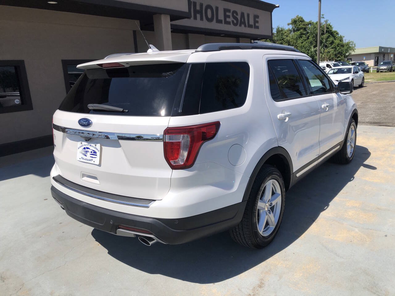 Used 2018 Ford Explorer XLT w/ Equipment Group 202A FWD image 2