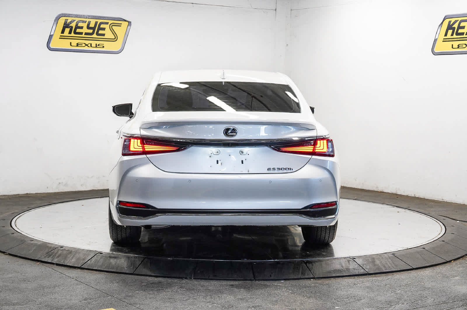 Used 2025 Lexus ES 300h w/ Premium Package FWD image 3