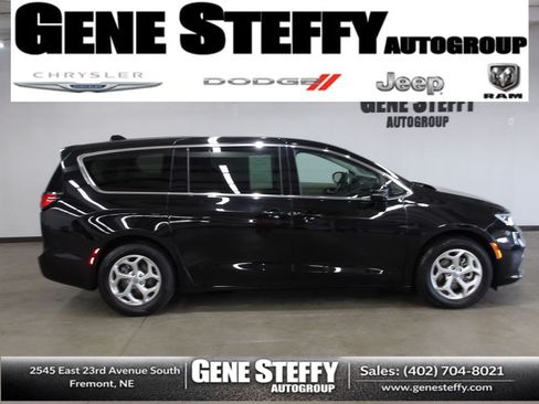 Used 2024 Chrysler Pacifica Limited FWD image 1