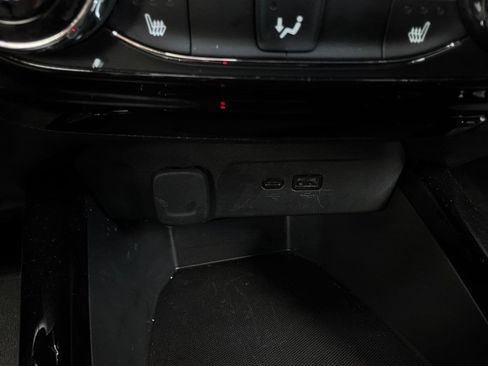 Used 2025 Chevrolet Trax LT w/ LT Convenience Package FWD image 23