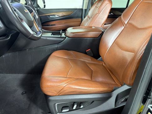 Used 2018 Cadillac Escalade Luxury AWD/4WD image 12