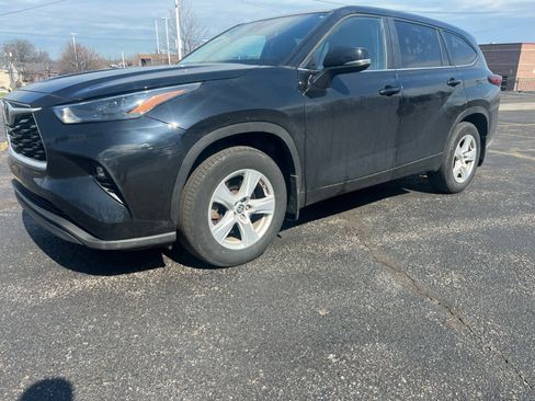 Used 2023 Toyota Highlander LE image 5