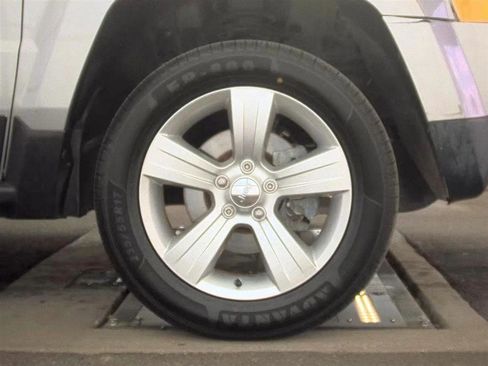 Used 2015 Jeep Patriot Latitude AWD/4WD image 10