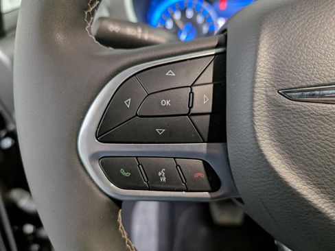 Used 2025 Chrysler Pacifica Select image 19