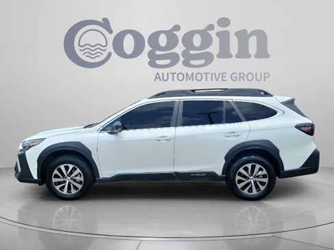 Used 2025 Subaru Outback AWD/4WD image 2