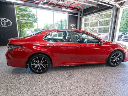 Used 2024 Toyota Camry SE w/ Convenience Package FWD image 4