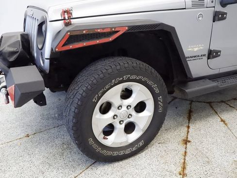 Used 2013 Jeep Wrangler Unlimited Sahara w/ Dual Top Group AWD/4WD image 14