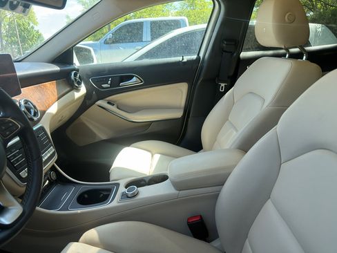 Used 2019 Mercedes-Benz GLA 250 4MATIC w/ Premium Package image 4