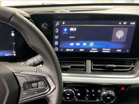 Used 2025 Chevrolet Trax LT w/ LT Convenience Package image 19