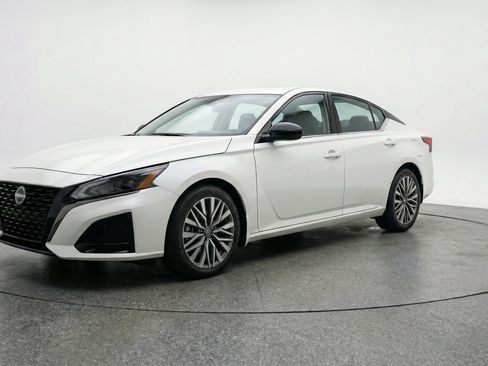 Used 2025 Nissan Altima 2.5 SV FWD image 3