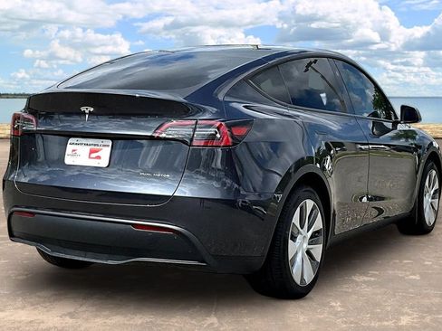 Used 2024 Tesla Model Y Long Range AWD/4WD image 4