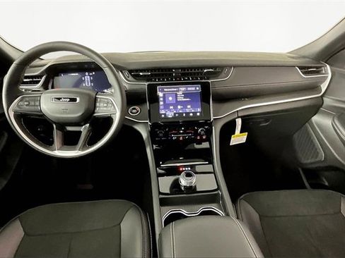 New 2025 Jeep Grand Cherokee Laredo image 6