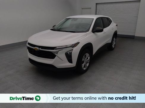 Used 2025 Chevrolet Trax LS FWD image 1