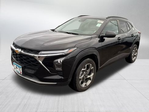 Used 2025 Chevrolet Trax LT w/ LT Convenience Package image 3