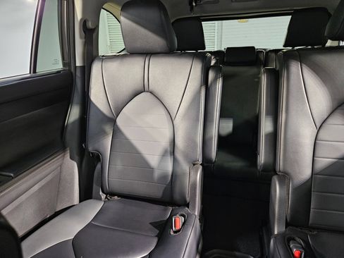 Used 2025 Toyota Highlander XLE AWD/4WD image 12