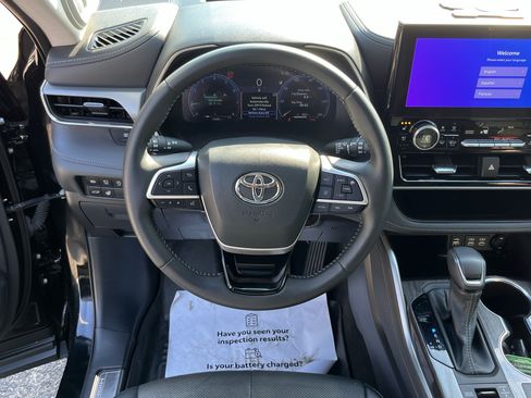 Certified 2024 Toyota Highlander Platinum AWD/4WD image 12