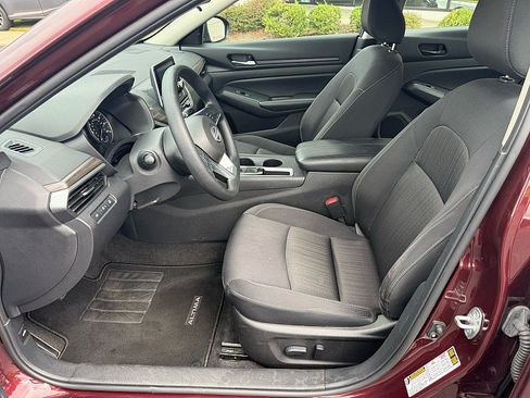 Used 2025 Nissan Altima 2.5 SV FWD image 9